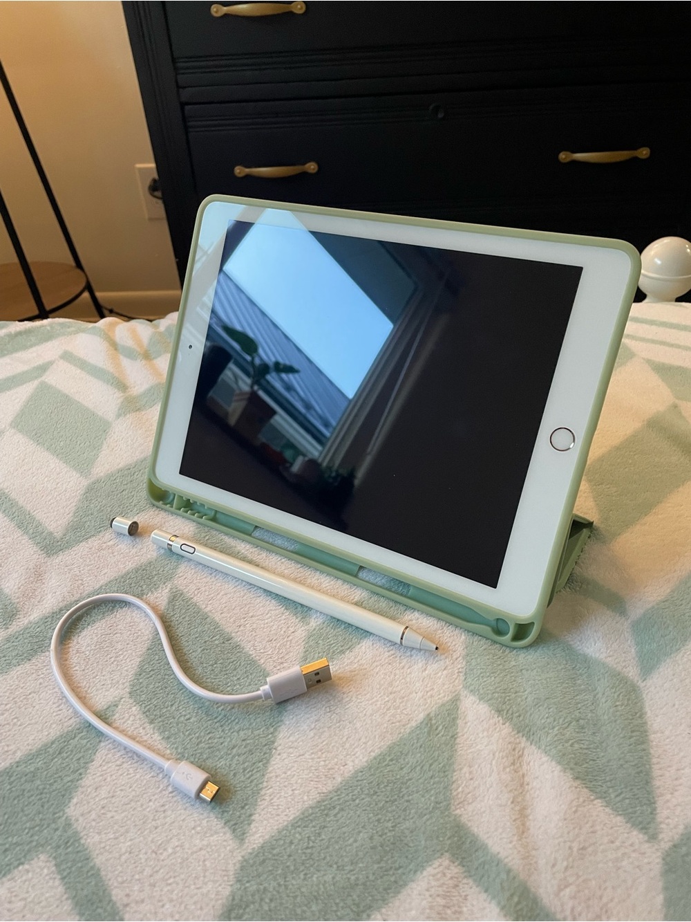 5th Generation Apple IPad with Pencil & Mint Green Case